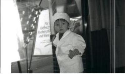 Leonie Engert als Bäckerin im Alter von 2 Jahren